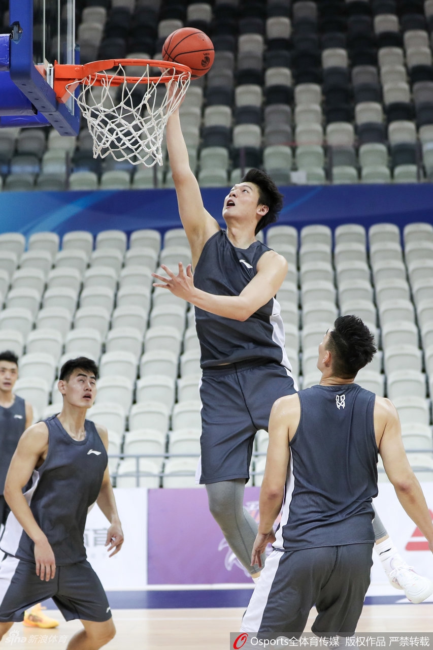 队长王哲林在对抗训练中背身单打，肌肉线条分明尽显内线统治力