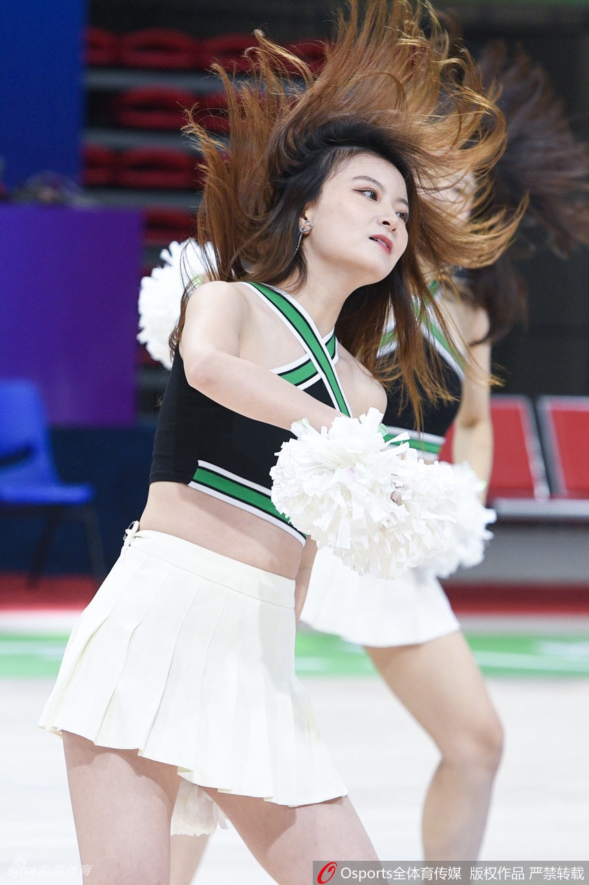 两位篮球宝贝背靠背摆出酷飒的造型，坚定的目光直视前方，彼此之间默契十足，展现出团队协作的力量感与女性特有的力量之美。