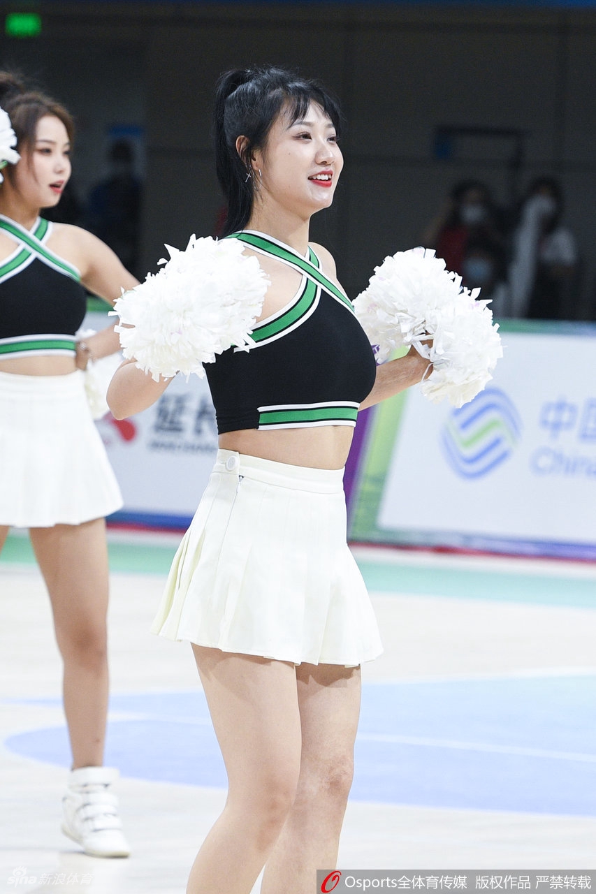 表演结束后，拉拉队员们在场边休息时互相整理妆容，小姐姐们额头虽挂着汗珠，但眼神中依然闪烁着参与盛事的喜悦与满足。