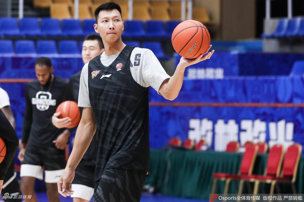 易建联在训练对抗中高高跃起拼抢篮板,肌肉线条分明,展现出惊人的身体素质和对抗强度