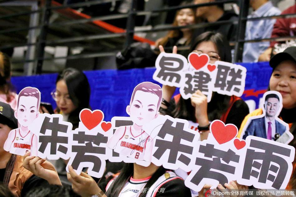 面对天津队年轻内线的严密防守,易建联凭借丰富的经验和扎实的脚步强硬背打,眼神中透露出对胜利的渴望和对纪录的淡然。