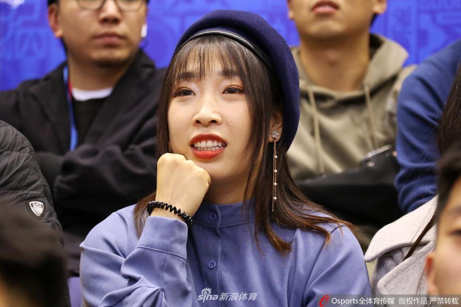 完成补扣达成里程碑后,易建联神情淡然地迅速回防,他高举手臂向队友示意,脸上没有过多表情,仿佛这只是比赛中普通的一次得分。