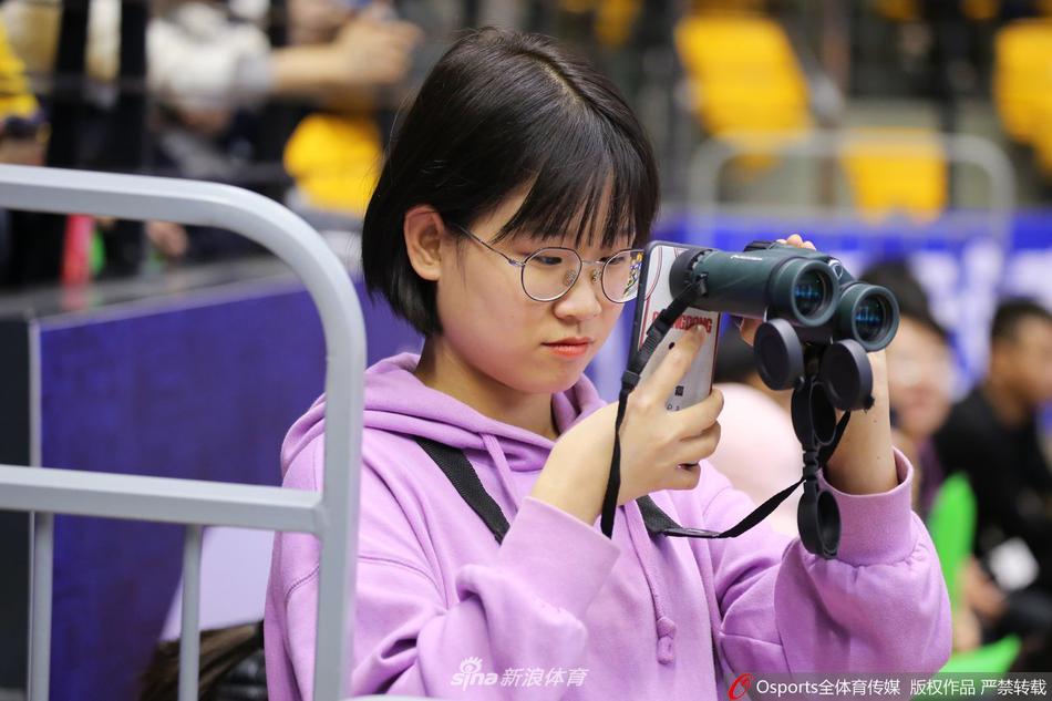赛后简短的颁奖仪式上,易建联手捧历史得分王纪念奖杯,他没有张扬地高举,而是低调地将奖杯握在手中,微笑向看台致意,尽显大将之风。