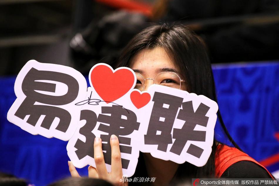 易建联高高跃起,手臂舒展,在对方两名防守球员的夹缝中完成一记势大力沉的单手补扣,这一球不仅点燃了全场,更让他正式登顶CBA历史得分王。