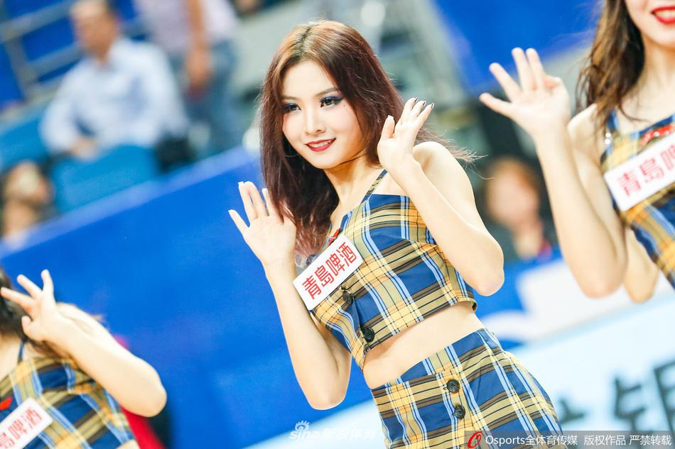 在紫色灯光的映衬下,篮球宝贝们动作整齐划一,她们手中的花球如同夜空中闪烁的繁星,将职业篮球的舞台装点得更加绚烂夺目