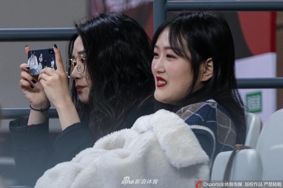 一位戴着精致耳饰的浙江美女球迷，微微侧身，露出灿烂的笑容，那份发自内心的愉悦感，仿佛也感染了周围的空气，让人感受到篮球带来的单纯快乐。