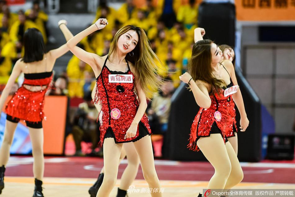 终场哨响,山西队险胜!胜利的喜悦瞬间引爆球馆,篮球宝贝们与全场观众一同陷入狂欢,她们跳着、笑着,手中挥舞着金色的花球,仿佛金色的麦浪在风中摇曳,尽情释放着内心的激动与自豪,她们的笑容与球员的怒吼交织成这个夜晚最动人的乐章。