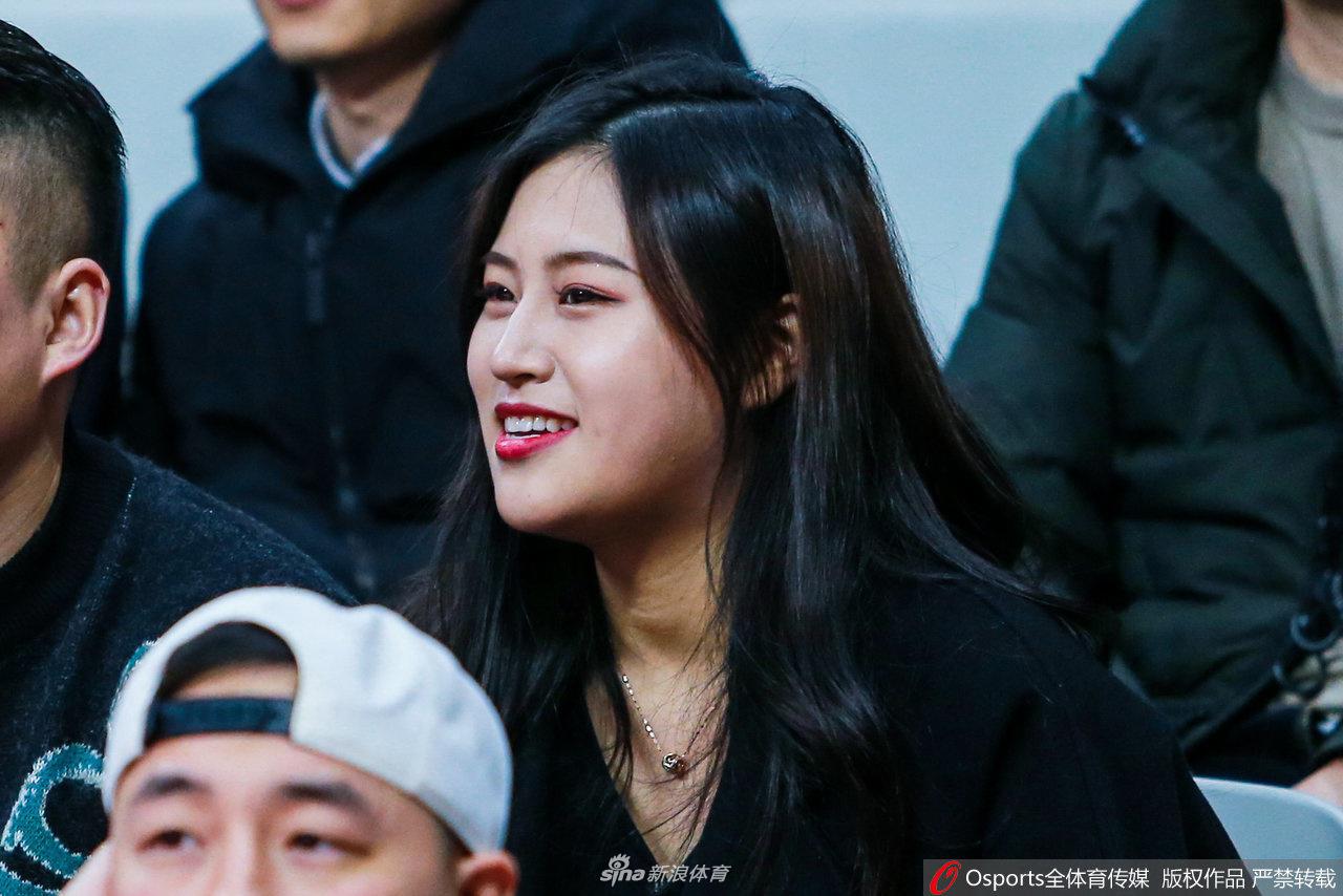 一位身穿白色帽衫的浙江队美女球迷,眼神清澈,专注地注视着赛场内的一举一动,神情中透露出对主队的关切。