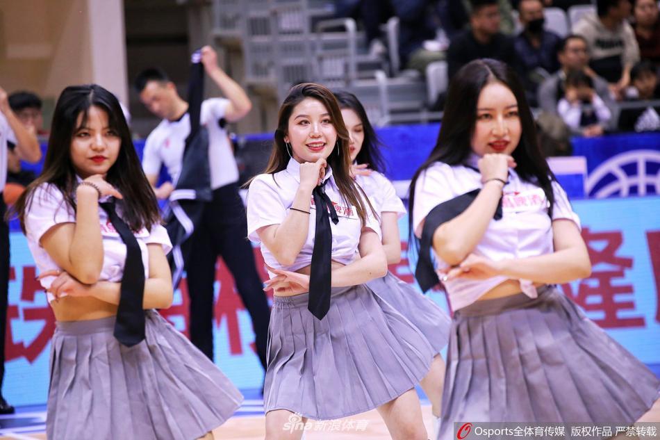 镜头定格在一位身材高挑的篮球宝贝身上，她正全神贯注地完成一个舞蹈动作，身后的队友们形成完美构图，共同展现着团队的力量与美感。