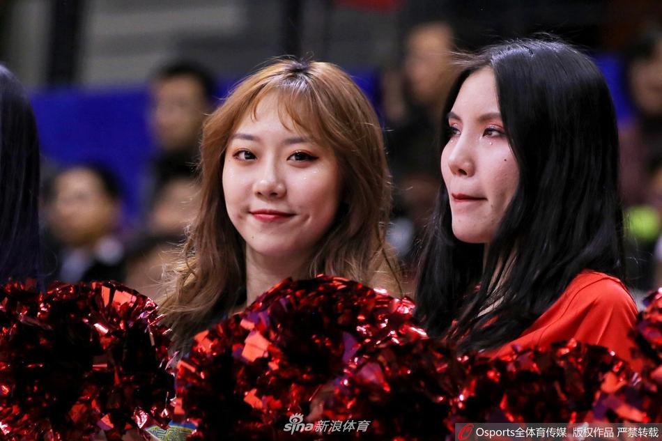 寒冬腊月，天津先行者的篮球宝贝们身着亮黄色露脐热舞服，在赛场中央尽情跃动，她们活力四射的舞姿瞬间点燃了全场球迷的热情。