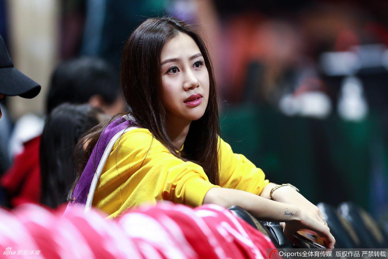 镜头捕捉到场边观战的另一位神秘美女嘉宾，她气质温婉，面带微笑静静欣赏比赛，成为全明星赛场边又一道令人赏心悦目的风景线。