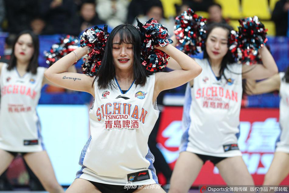 四川队球员汉斯布鲁在比赛中强势上篮，他在本场砍下33分11篮板的大号两双，是球队逆转取胜的最大功臣，内线的每一次强打都引发现场欢呼。