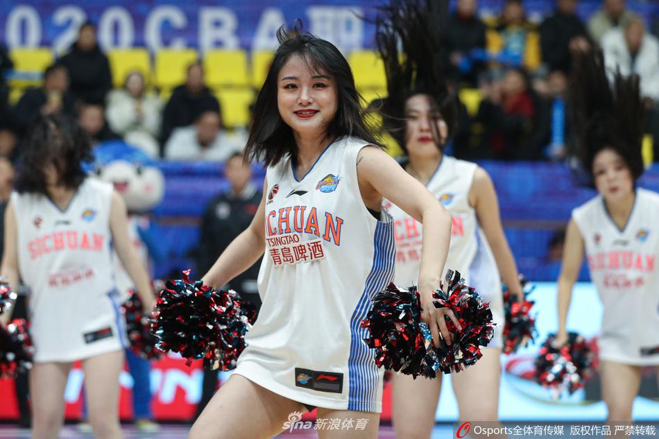 四川主场篮球宝贝们在比赛暂停间隙活力登场，她们身着红白色表演服，手持花球，脸上洋溢着灿烂的笑容，瞬间点燃了全场观众的热情。