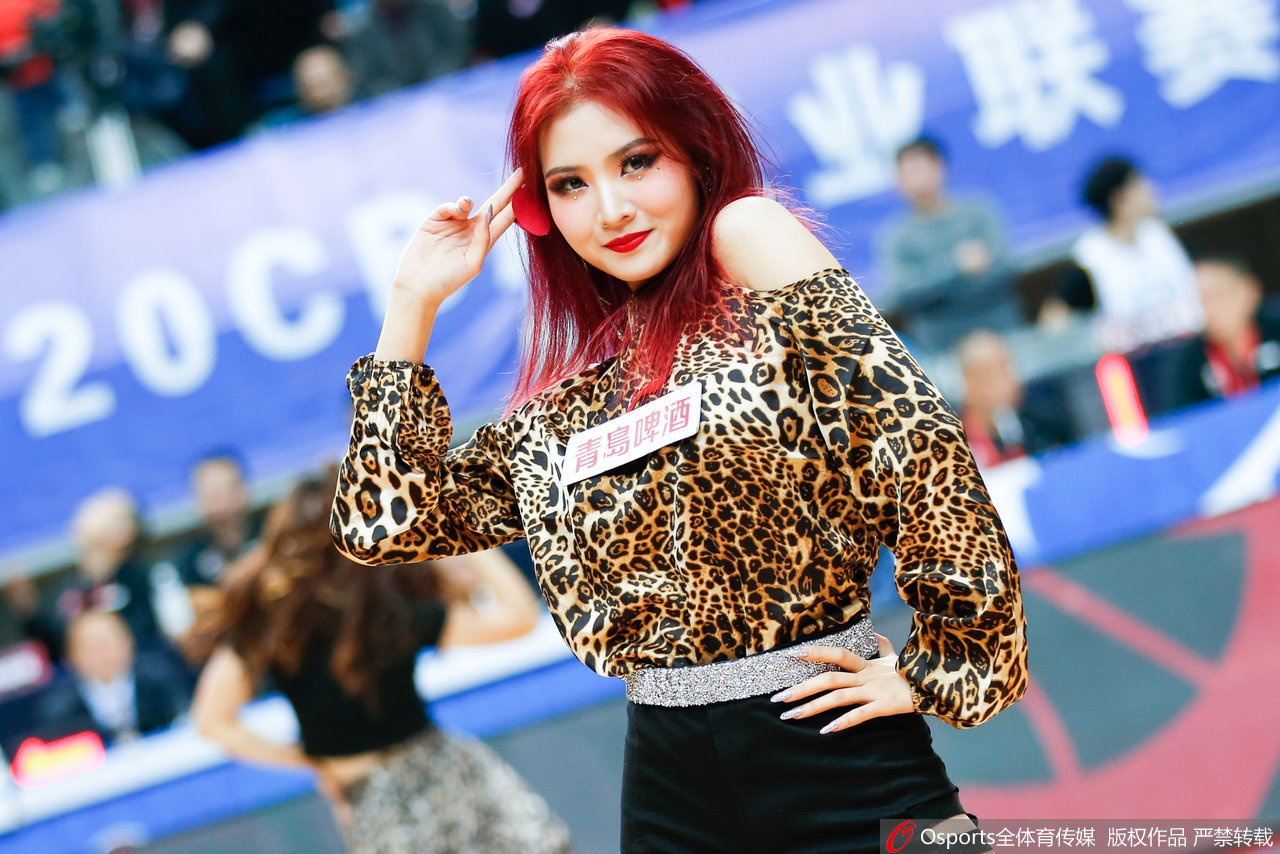 拉拉队员的特写镜头捕捉到她表演时的专注神情，精致的妆容下眼神坚定，额头微微渗出汗珠