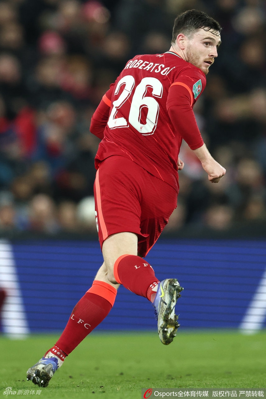 利物浦队长乔丹·亨德森在中场与阿森纳球员激烈拼抢，这场比赛的对抗从第一分钟起就异常激烈。