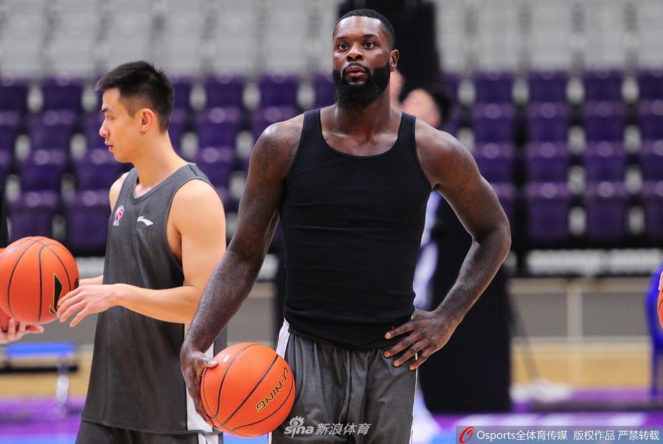 贺天举手搭高诗岩肩膀，两人身着同款新文化衫并肩而立，身后是空荡的球场，兄弟情谊尽在不言中。