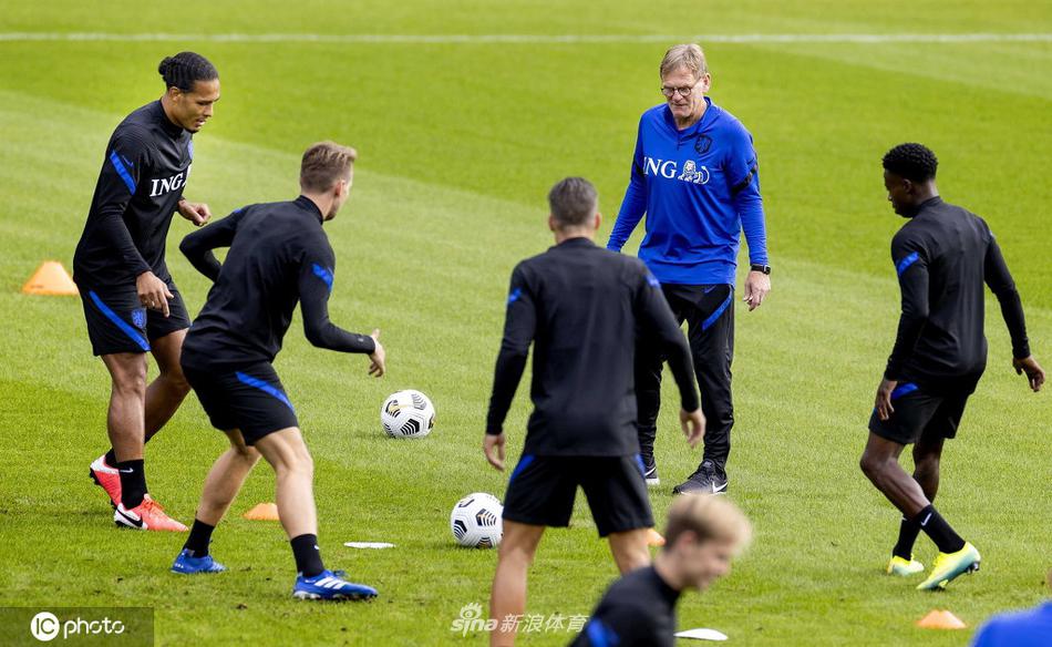 荷兰队长范迪克在泽斯特的训练场上神情专注，他坚毅的目光和强壮的体魄仿佛一道无法逾越的移动长城，守护着橙衣军团的最后一道防线。