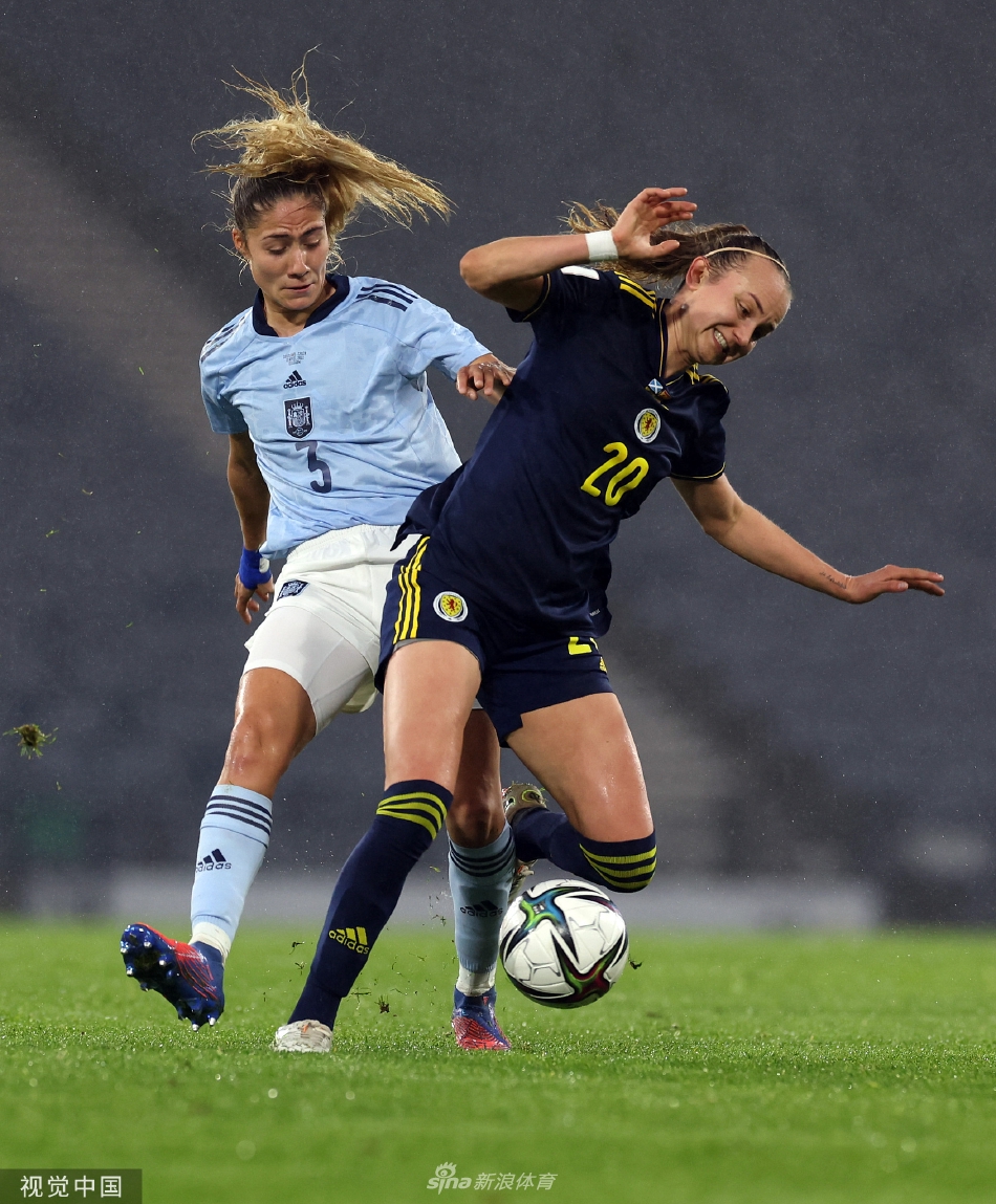 西班牙队10号球员珍妮弗·埃尔莫索主罚点球瞬间，神情专注，球场气氛紧张