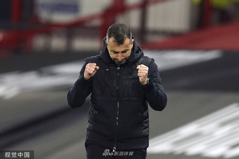 训练场上马丁内斯亲自示范跑位路线，球员们专注聆听战术指导