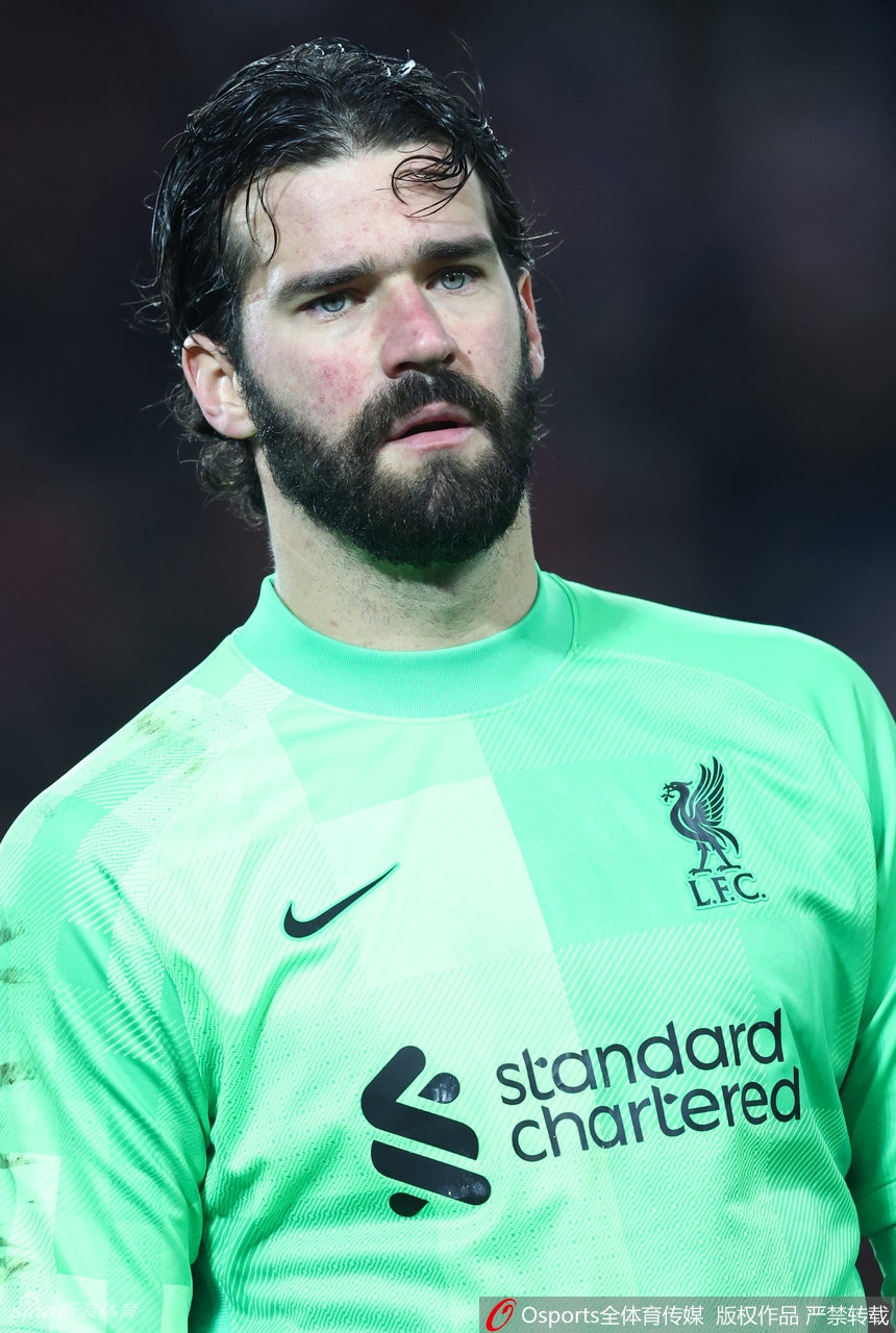 阿森纳门将拉姆斯代尔在比赛中高声呼喊指挥防线，他做出多次扑救，帮助十人球队从客场带走平局。