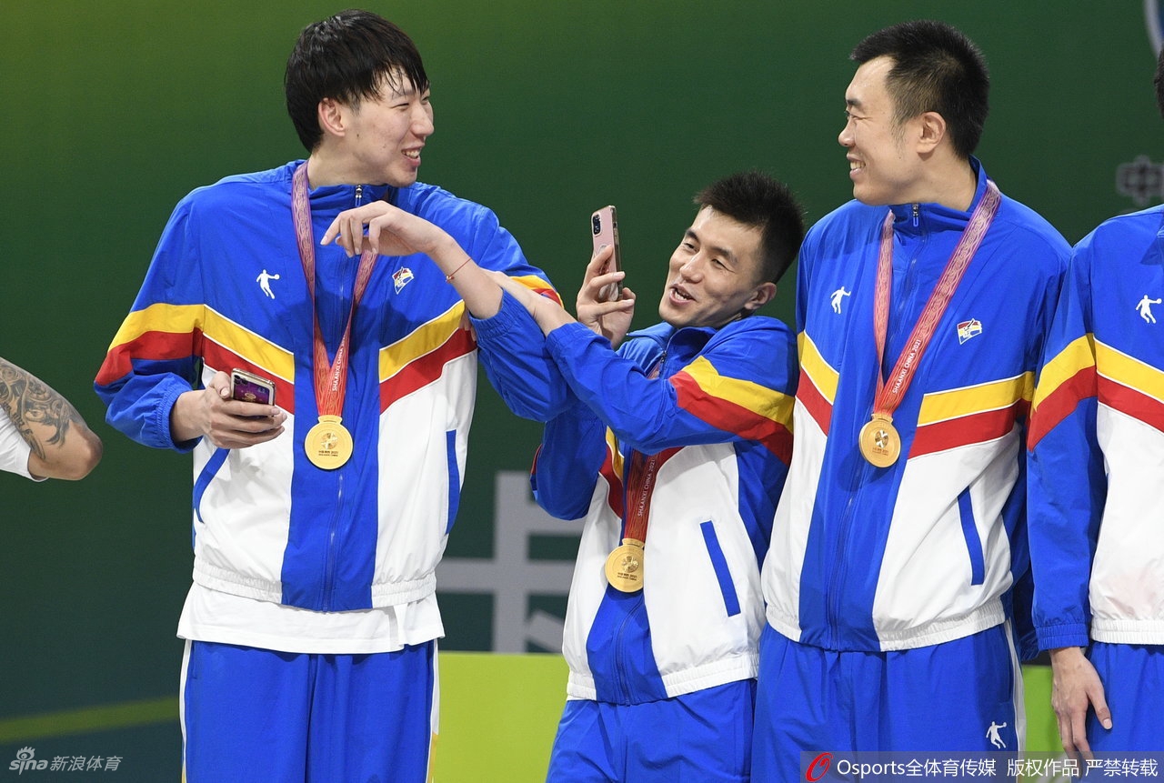 郭艾伦在比赛关键时刻持球单打，面对防守做出标志性的胯下运球，整个球馆的空气仿佛都因他而凝固