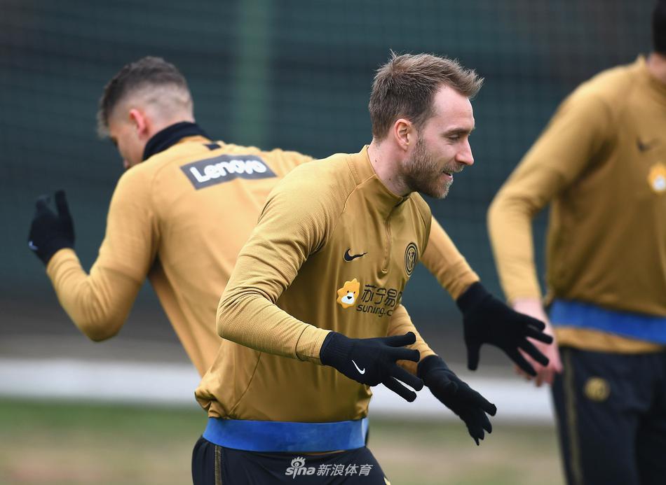 在二月的寒风中，国际米兰的将士们于苏宁训练中心挥汗如雨，队长袖标在阳光下格外醒目，每一滴汗水都折射出对胜利的渴望。