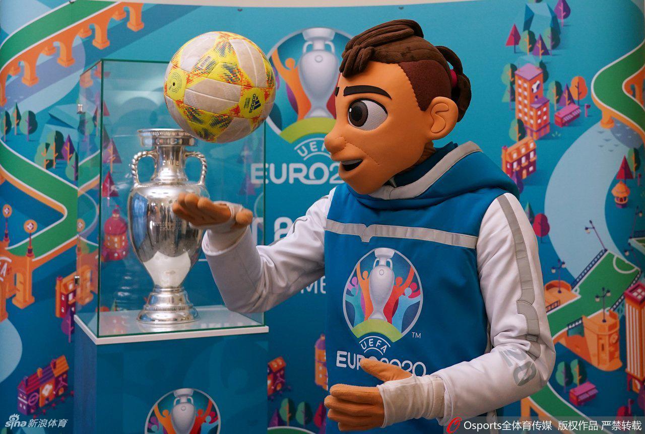 活动尾声，斯基尔齐俏皮地坐在台边，与德劳内杯同框，它托着下巴，仿佛在思考着谁会最终举起这座神圣的奖杯