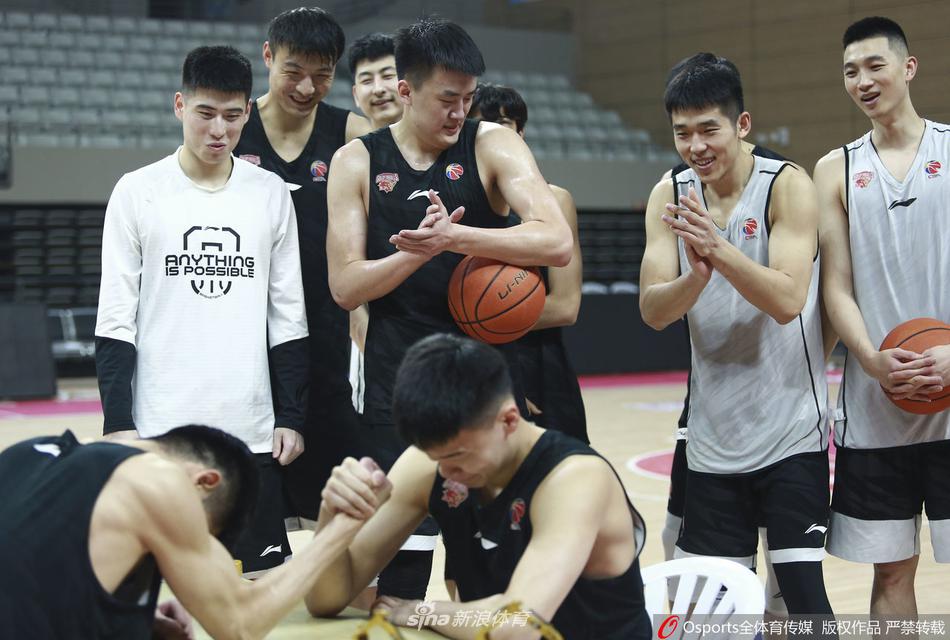 在教练组的严肃注视下，浙江金牛队的球员们正在进行高强度的战术配合演练，汗水浸透了训练服，专注的眼神瞄准了每一个战术细节。