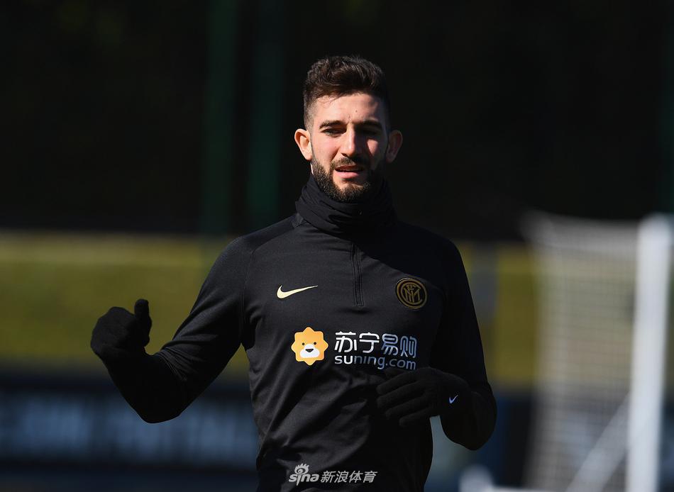 在体能教练的指导下，全队正在进行高强度的冲刺跑训练，扬起的草屑和球员们急促的呼吸声，构成了大战前夕最动听的备战交响曲。