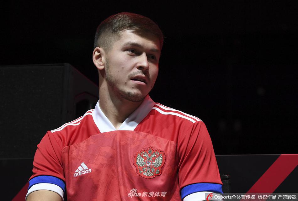 另一处展示空间内，模特身着新球衣静立，光影勾勒出衣领的白色线条。整体造型虽时尚，但细节上的重大失误已让这件球衣的未来蒙上阴影。