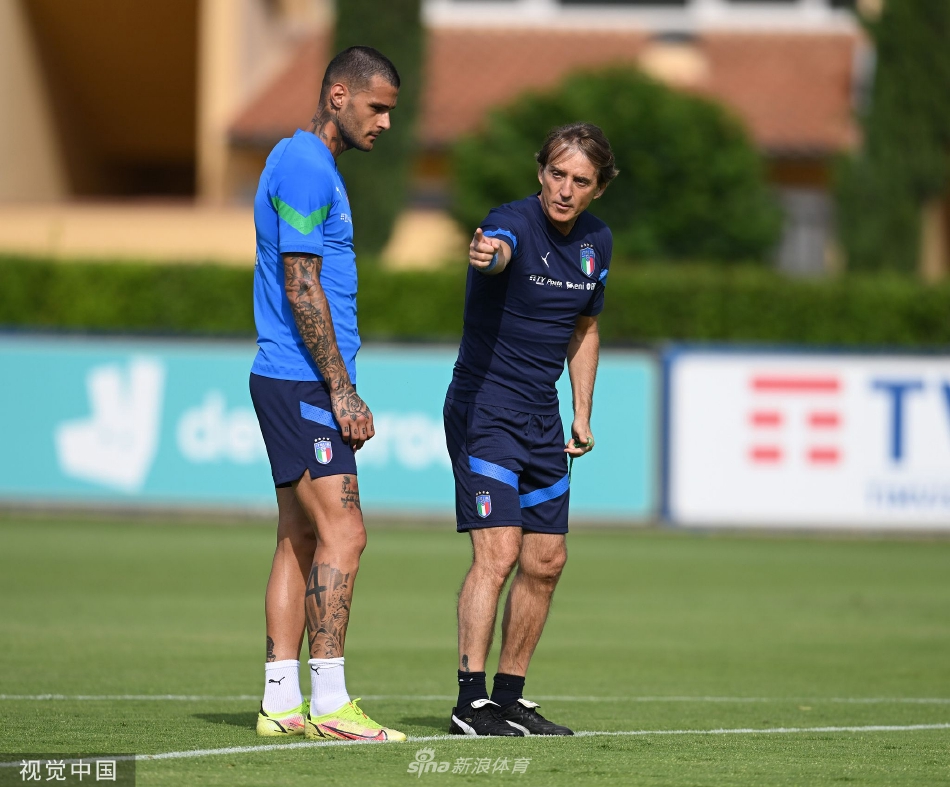 曼奇尼神情专注地指导球员进行战术跑位演练，队员们围绕在他身边，神情肃穆。