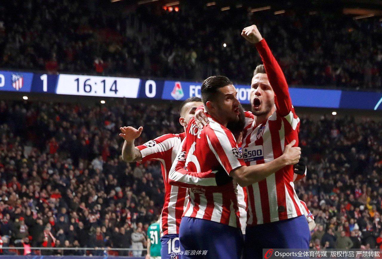 萬達大都會球場的燈光下，菲利克斯目光堅毅，準備操刀主罰關鍵點球，全場球迷屏息期待。