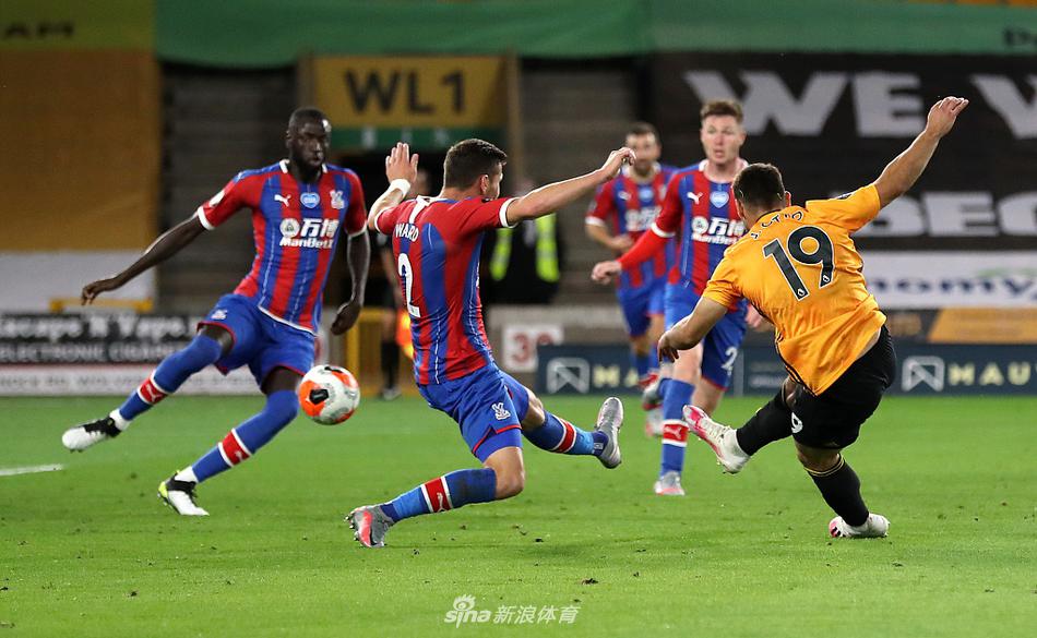 全场比赛结束的哨声吹响，狼队的球员们在莫利纽克斯球场内相互致意庆祝这场关键的胜利，他们的表情坚定而自信，共同享受着主场拿下三分的荣耀时刻。