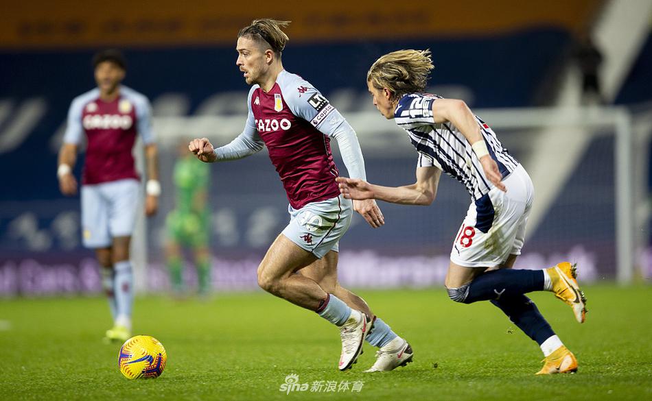 全场比赛结束，阿斯顿维拉球员们围在一起庆祝这场酣畅淋漓的客场大胜，士气高昂