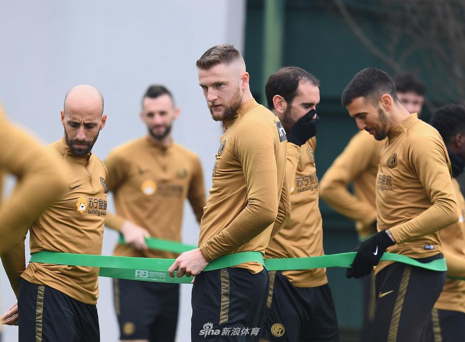 夕阳的余晖洒在训练场的草坪上，孔蒂双手叉腰凝视远方，他的战术板上写满了密密麻麻的符号，每一笔都是对胜利的精心雕琢。