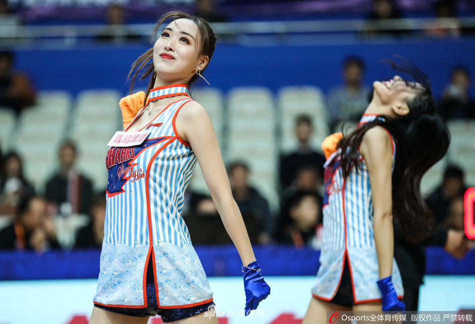 面对球队从领先到被反超的窘境，就连场边正在热舞的篮球宝贝，眉眼间似乎也流露出了一丝不易察觉的落寞，她们的舞姿依旧卖力，却难以挽回球场上的颓势。