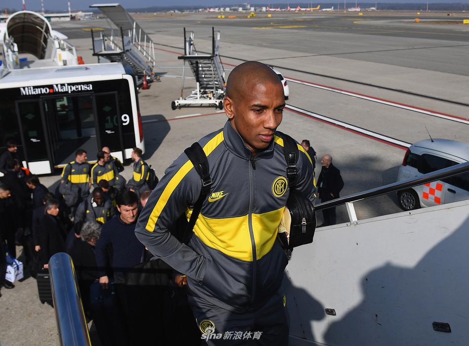 埃里克森进球后张开双臂激情滑跪庆祝，队友们纷纷冲向他，分享这粒宝贵处子球的喜悦。