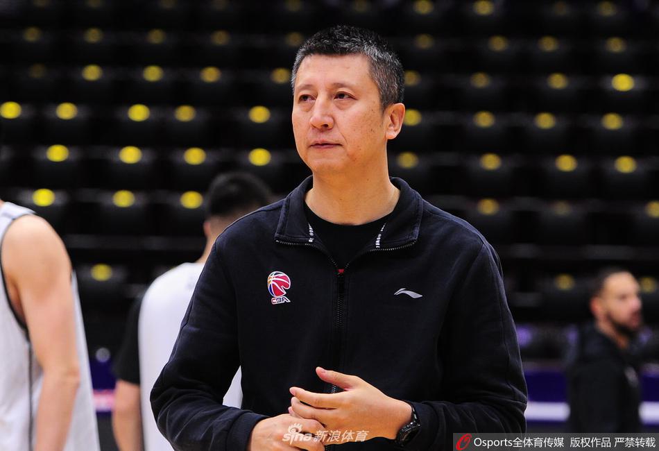 郭艾伦在底角进行接球投篮训练,动作连贯而舒展,篮球在空中划过一道完美的弧线直奔篮心。