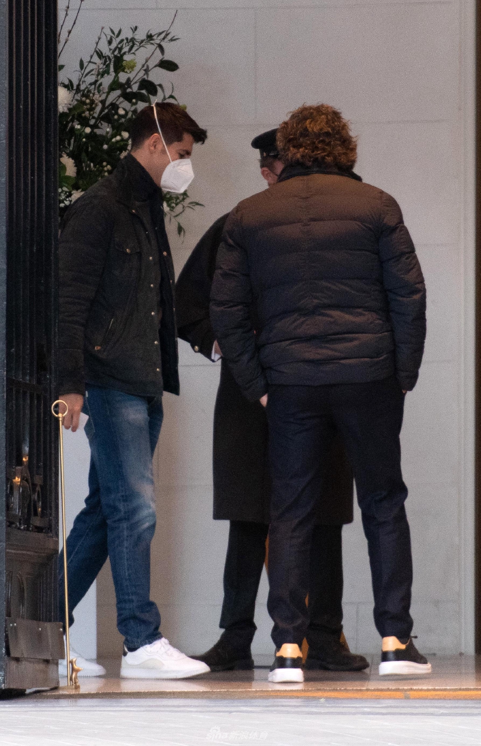 背影镜头下，莫拉塔与经纪人走在马德里的街道上，他们的前方是开阔的路口，象征着职业生涯的多种可能。