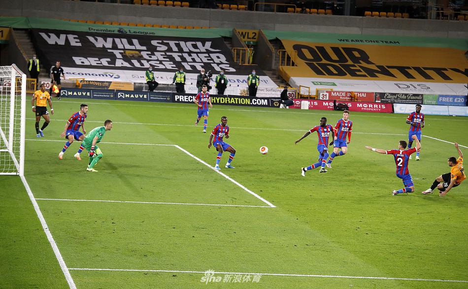 打入处子球的功臣波登斯在比赛中全神贯注，他的目光紧紧跟随皮球的轨迹，随时准备为球队的进攻线提供支援，展现出技术型球员的灵动与智慧。