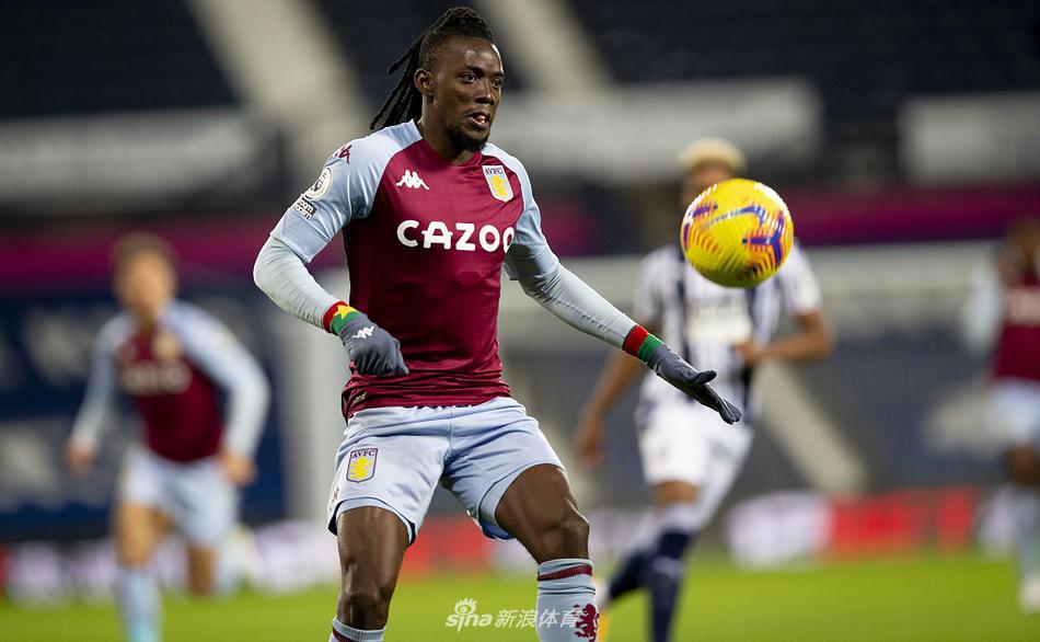 西布朗新帅阿勒代斯在场边表情严峻，他的球队在少打一人的情况下最终0-3完败，英超保级之路任重道远