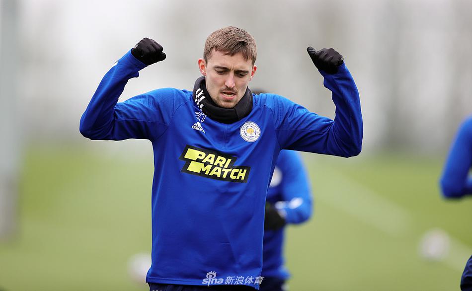 麦迪逊在训练间隙调整着护腿板，即便是最细微的装备不适也要排除，这位创造型中场正准备用他精准的左脚为球队撕开任何密集防守。