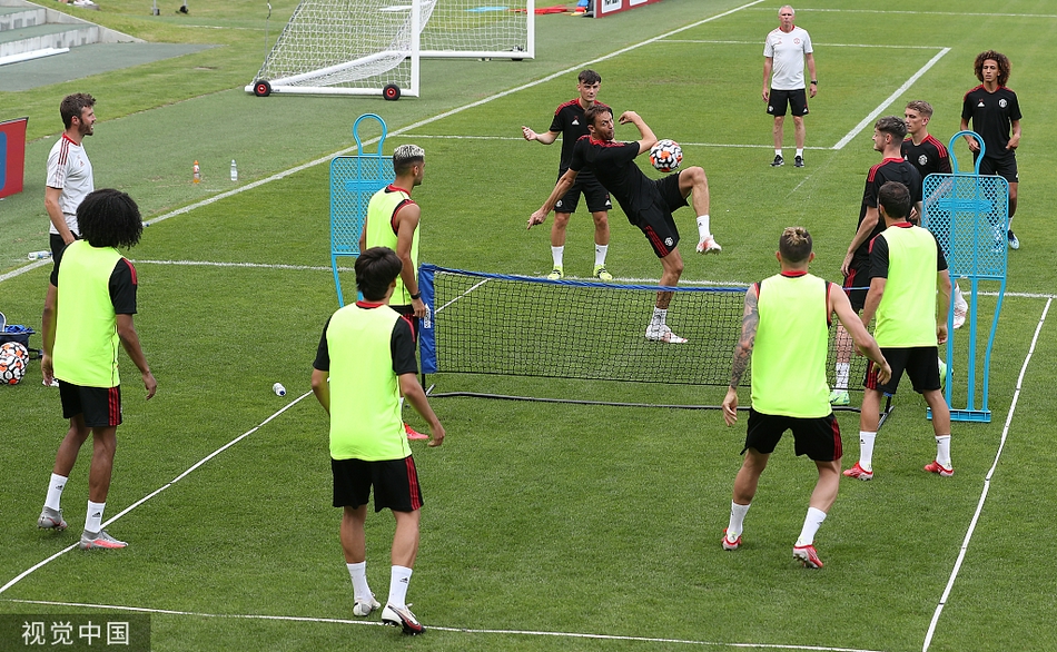 特莱斯在网前高高跃起，以一记势大力沉的扣杀结束战斗，巴西边后卫将自己的进攻天赋从绿茵场带到了游戏场上，这霸气的动作引得场边的图安泽贝鼓掌叫好。