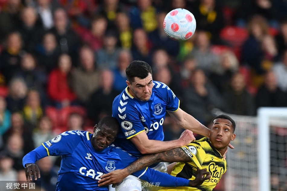 埃弗顿前锋里沙利松带球突破，面对两名防守球员的夹击奋力拼抢