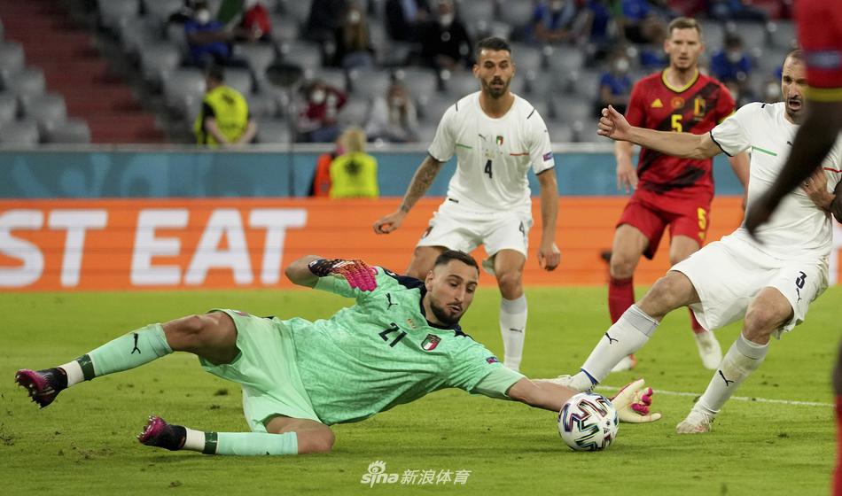 整个意大利队围在一起，将主教练曼奇尼抛向空中，欢庆这一来之不易的欧洲杯冠军，团结与欢乐的氛围弥漫全场。