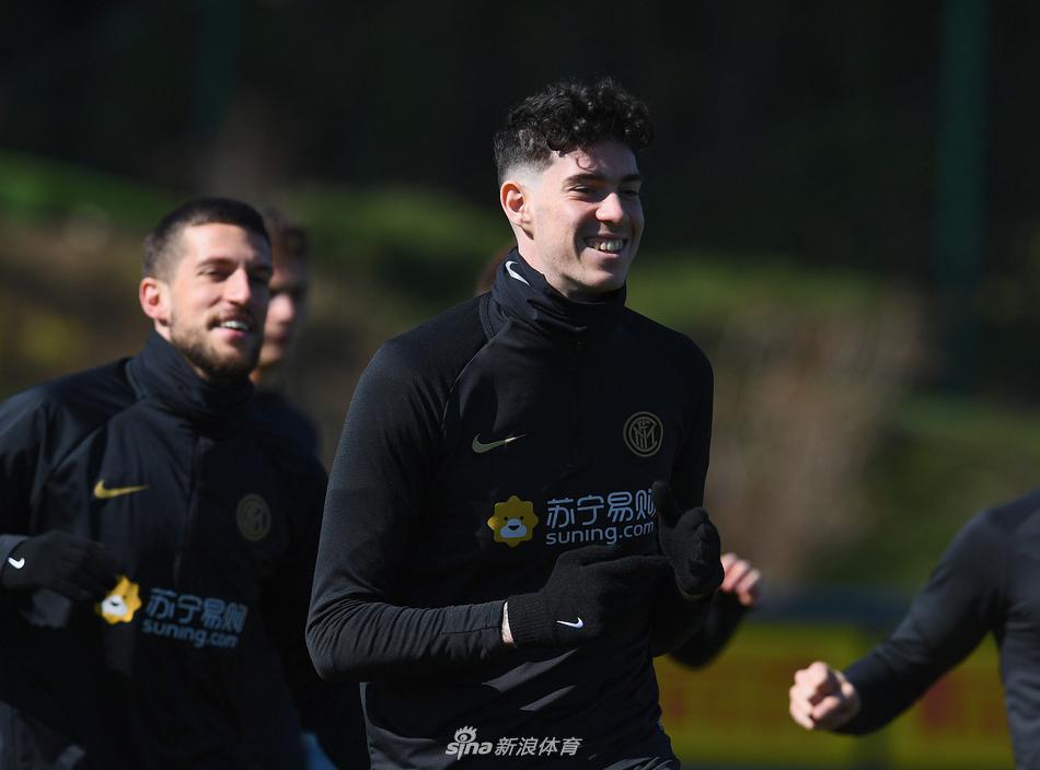 坎德雷瓦在边路完成了一次精准的传中，皮球划出一道美妙的弧线绕过防守球员，准确找到了禁区内的队友，这样的场景正是孔蒂在次回合比赛中所期待的。