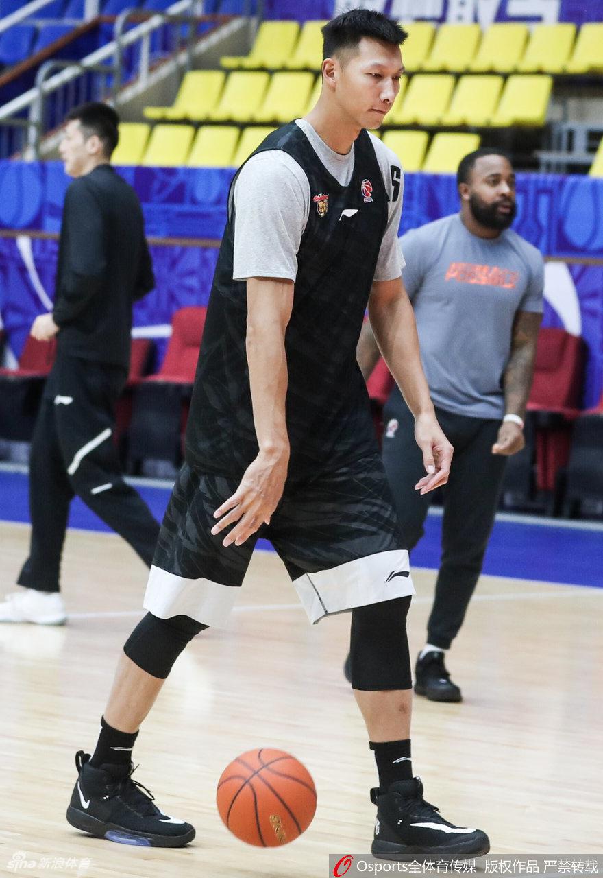 训练间隙,易建联双手叉腰站立,汗水湿透了训练服,目光坚毅地望向远方,散发着沉稳的力量感