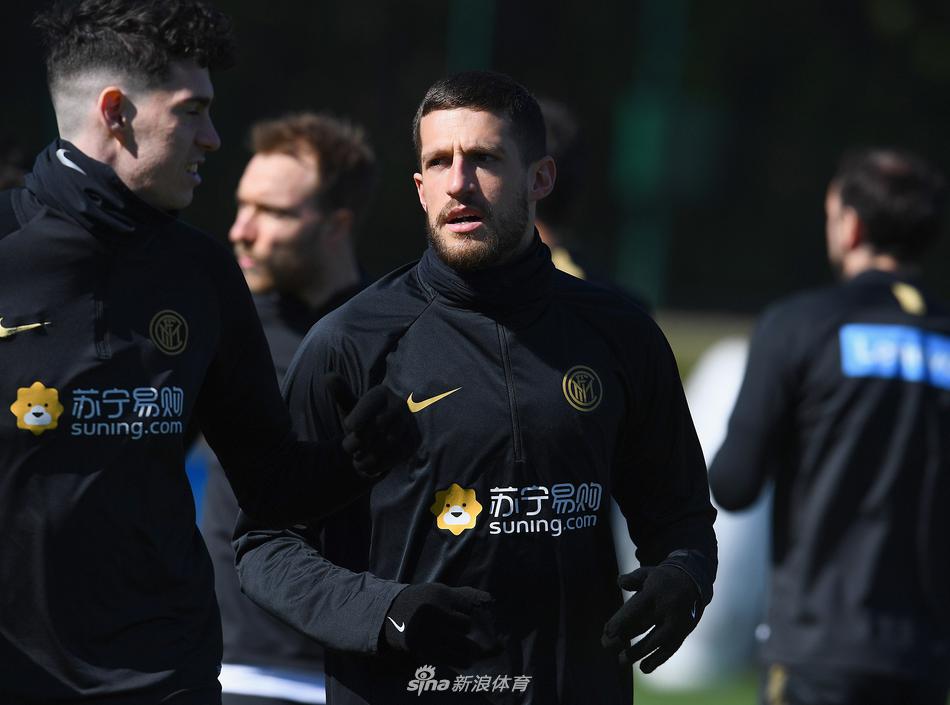 夕阳西下，训练场上的对抗赛依然激烈，森西在一次拼抢中奋力铲球，他的拼搏精神感染着身边的每一位队友，蓝黑军团的斗志在此刻燃烧得更加旺盛。