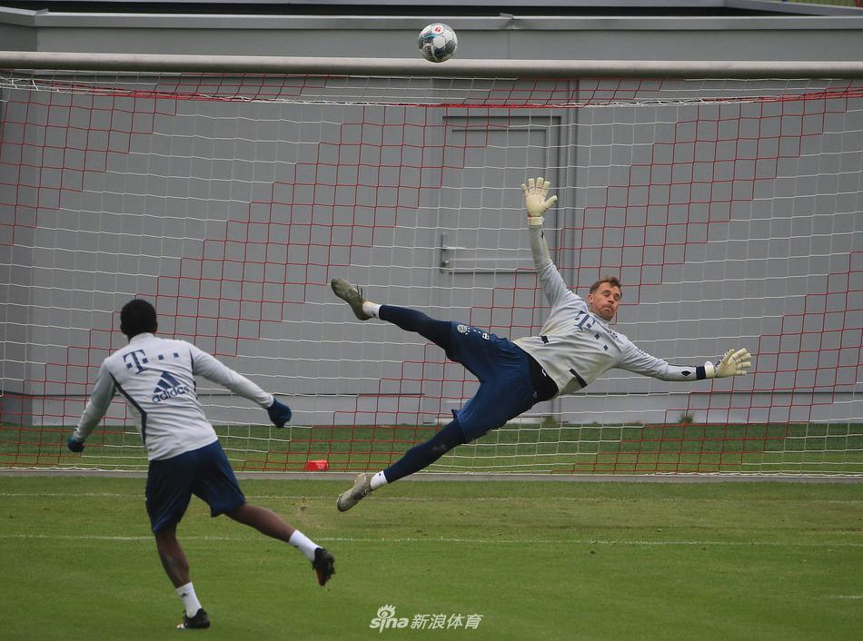 格纳布里在训练中高速带球突破，脚下的草屑随着他的动作飞溅，仿佛已经将球场变成了他驰骋的舞台。