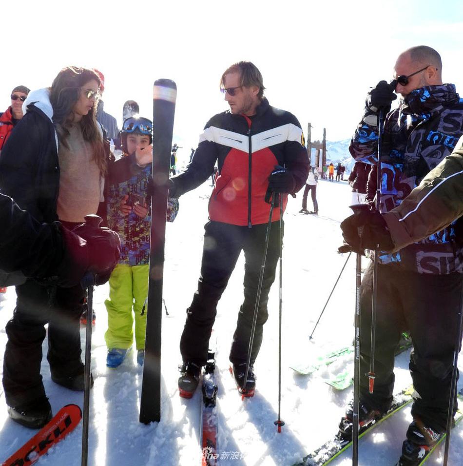 托蒂一家五口在滑雪场山脚下的餐厅前合影，孩子们脸蛋红扑扑，每个人脸上都洋溢着运动后的畅快与幸福笑容。